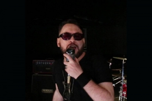 KRAKKENSPIT: VOCALISTA GRAVA VERSÃO DE HAMMER TO FALL DO QUEEN, AO LADO DE PLAYTHROUGH DE BRIAN MAY