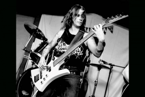 MIASTHENIA: BANDA APRESENTA NOVA BAIXISTA 