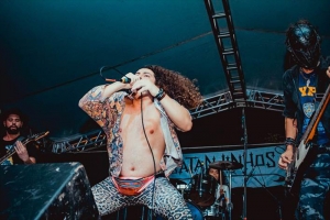 SATANJINHOS: BANDA LANÇA VÍDEO DE NOVO SINGLE QUE TECE FORTES CRÍTICAS AO GOVERNO DE BOLSONARO