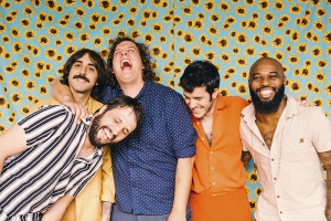 BANDA TODOMUNDO APAZIGUA DORES DO DISTANCIAMENTO SOCIAL COM NOVO VIDEOCLIPE