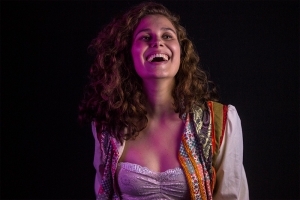 CANTORA CARIOCA LIENNE VENCE PRÊMIO DE FESTIVAL FRANCÊS