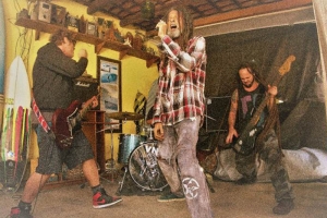 VNZ: BANDA ESTREIA VÍDEO DE “HIGH UP AGAIN”