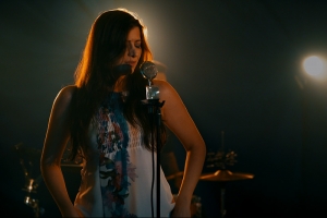 CANTORA VIRGINA FEU ROSA LANÇOU ESTA SEMANA CLIPE DE SEU NOVO SINGLE “LUZ”