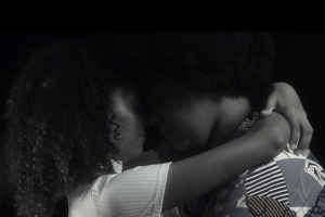 AFRA ENCERRA CICLO DO EP “TRÊS LETRAS” COM CLIPE “PRA GENTE SE ENTENDER”