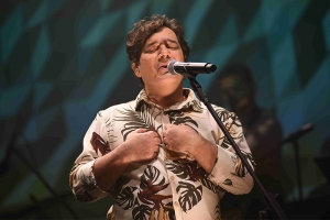 LUÍS MARTINS LANÇA ÁLBUM AUDIOVISUAL COM RELEITURAS DE CHICO E CAETANO