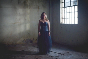 MARI GAZEN LANÇA 1º CLIPE GRAVADO NO 4º DISTRITO