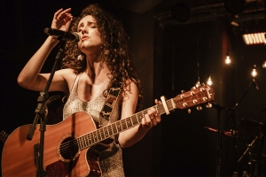 LAURA DALMÁS APRESENTA “NO MEU JARDIM”, SHOW DE FINAL DE ANO COM TRANSMISSÃO PELO YOUTUBE