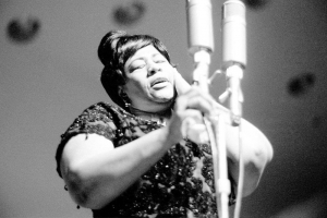 LUANA PACHECO, LUCIANO LEÃES E PAULO MOREIRA HOMENAGEIAM ELLA FITZGERALD EM AUDIÇÃO COMENTADA DE JAZZ