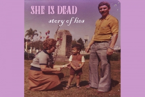 SHE IS DEAD LAN&Ccedil;A "STORY OF LIES", DISCO DE ESTREIA TRAZ A SONORIDADE DO PUNK E DO DIRTY ROCK 