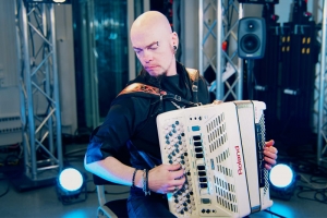 KORPIKLAANI LAN&Ccedil;A 'PLAYTHROUGH' PARA A M&Uacute;SICA "HUOLETTOMAT"
