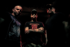 FRENETIC TRIO LAN&Ccedil;A LYRIC VIDEO DA IN&Eacute;DITA WRECKING AND ROLLING