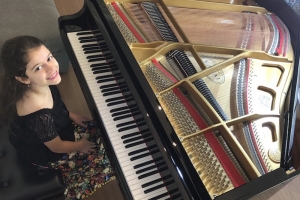 COM 9 ANOS, PIANISTA OL&Iacute;VIA TEBALDI MOSTRA SEU TALENTO PRECOCE EM RECITAL VIRTUAL E GRATUITO NESTE S&Aacute;BADO