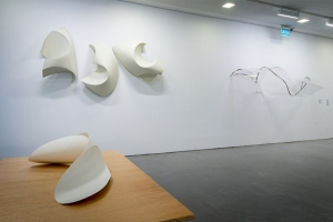 &Uacute;LTIMOS DIAS PARA CONFERIR A EXPOSI&Ccedil;&Atilde;O DECUPAGEM, DE IOLE DE FREITAS, NO INSTITUTO LING E ONLINE