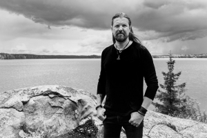 SILVER LAKE BY ESA HOLOPAINEN LAN&Ccedil;A &Aacute;LBUM DE ESTREIA AUTOINTITULADO E CLIPE PARA O SINGLE 'ALKUSOINTU'