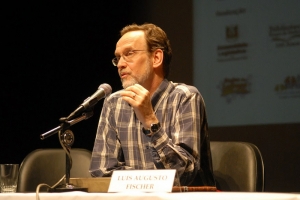 LU&Iacute;S AUGUSTO FISCHER ANALISA CONTOS DE BORGES EM AULA GRATUITA DE LITERATURA