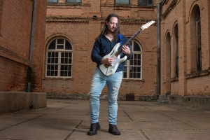 GABRIEL WINTTER: GUITARRISTA LAN&Ccedil;A O SINGLE DE &ldquo;JUST AN ILLUSION&rdquo;