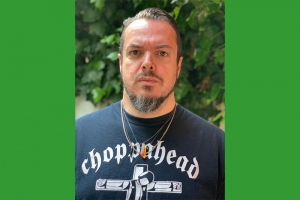 IGGOR CAVALERA DISSECA O CL&Aacute;SSICO &ldquo;TROOPS OF DOOM&rdquo; NA S&Eacute;RIE BENEATH THE DRUMS