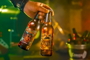 ANGRA: CERVEJARIA CORUJA LAN&Ccedil;A AS CERVEJAS DE 30 ANOS DA BANDA