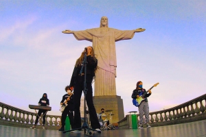 SCHOOL OF ROCK LEVA ROCK'N'ROLL PARA O CRISTO REDENTOR