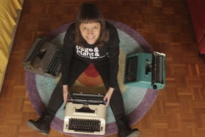 &lsquo;MICROSC&Oacute;PICOS RITMOS DE UMA M&Aacute;QUINA DE ESCREVER&rsquo;, &Aacute;LBUM DE BIBA MEIRA, TER&Aacute; LAN&Ccedil;AMENTO DIA 01 DE OUTUBRO