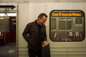 KIEFER SUTHERLAND COMPARTILHA NOVO SINGLE &lsquo;BLOOR STREET&rsquo;