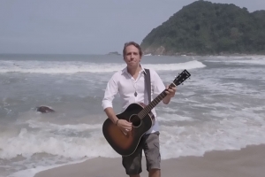 FELIPE MACHADO, DO VIPER, LAN&Ccedil;A VIDEOCLIPE DE &ldquo;NA PRAIA&rdquo;, FILMADO NO LITORAL NORTE DE S&Atilde;O PAULO