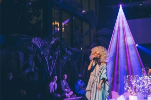 COM INGRESSOS ESGOTADOS, LUIZA LIAN APRESENTA SHOW IMERSIVO NO INSTITUTO LING NESTE S&Aacute;BADO