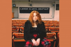 COM APENAS 12 ANOS DE IDADE, AVA TOTON, LAN&Ccedil;A O ACLAMADO EP DE ROCK "CHARM SCHOOL DROPOUT"