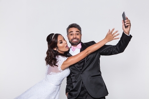 MÁRCIO KIELING E CAROL NAKAMURA ESTRELAM A COMÉDIA ROMÂNTICA ATÉ QUE A INTERNET NOS SEPARE