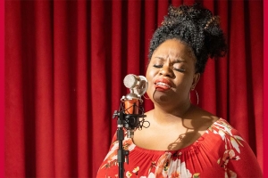 CANTORA NORTE-AMERICANA CERISSA MCQUEEN FAZ SHOW NO PALCO BELL&rsquo;ANIMA EM NOITE DE BLUES E VINHOS NO RECANTO MAESTRO