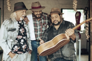 Z&Eacute; GERALDO E FRANCIS ROSA LAN&Ccedil;AM &lsquo;O POETA E O VIOLEIRO&rsquo; COM A PARTICIPA&Ccedil;&Atilde;O ESPECIAL DE XANGAI, SINGLE J&Aacute; CHEGA COM CLIPE