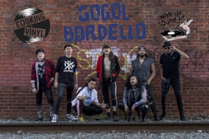 GOGOL BORDELLO LAN&Ccedil;A V&Iacute;DEO &ldquo;TAKE ONLY WHAT YOU CAN CARRY&rdquo;