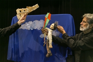CIA PASSA L&Aacute;! TEATRO DE BONECOS APRESENTA A HIST&Oacute;RIA DE SANTOS DUMONT NO CENTRO CULTURAL 25 DE JULHO