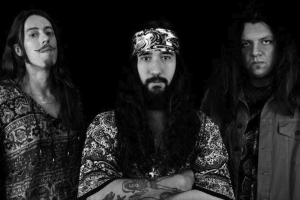 ENTREVISTA: TRIO PAULISTA SKID LIFE APOSTA EM UM HEAVY/THRASH CRIATIVO COM ELEMENTOS DE DOOM METAL 