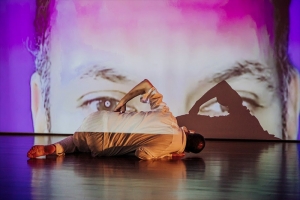 CORE&Oacute;GRAFA MAGALI SANDER FETT E ARQUITETO ALEM&Atilde;O TILL BOTTERWECK MINISTRAM OFICINA DE VIDEO MAPPING NO INSTITUTO LING