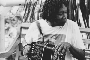 MILTON NASCIMENTO VOLTA A PORTO ALEGRE COM 